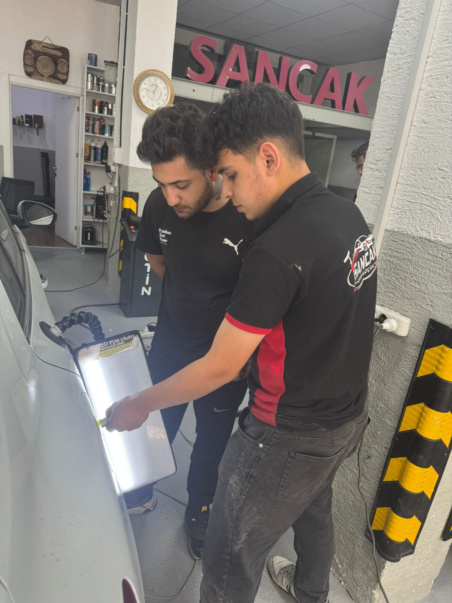 PDR Academy atölyesinde ışık paneli ile hasar analizi